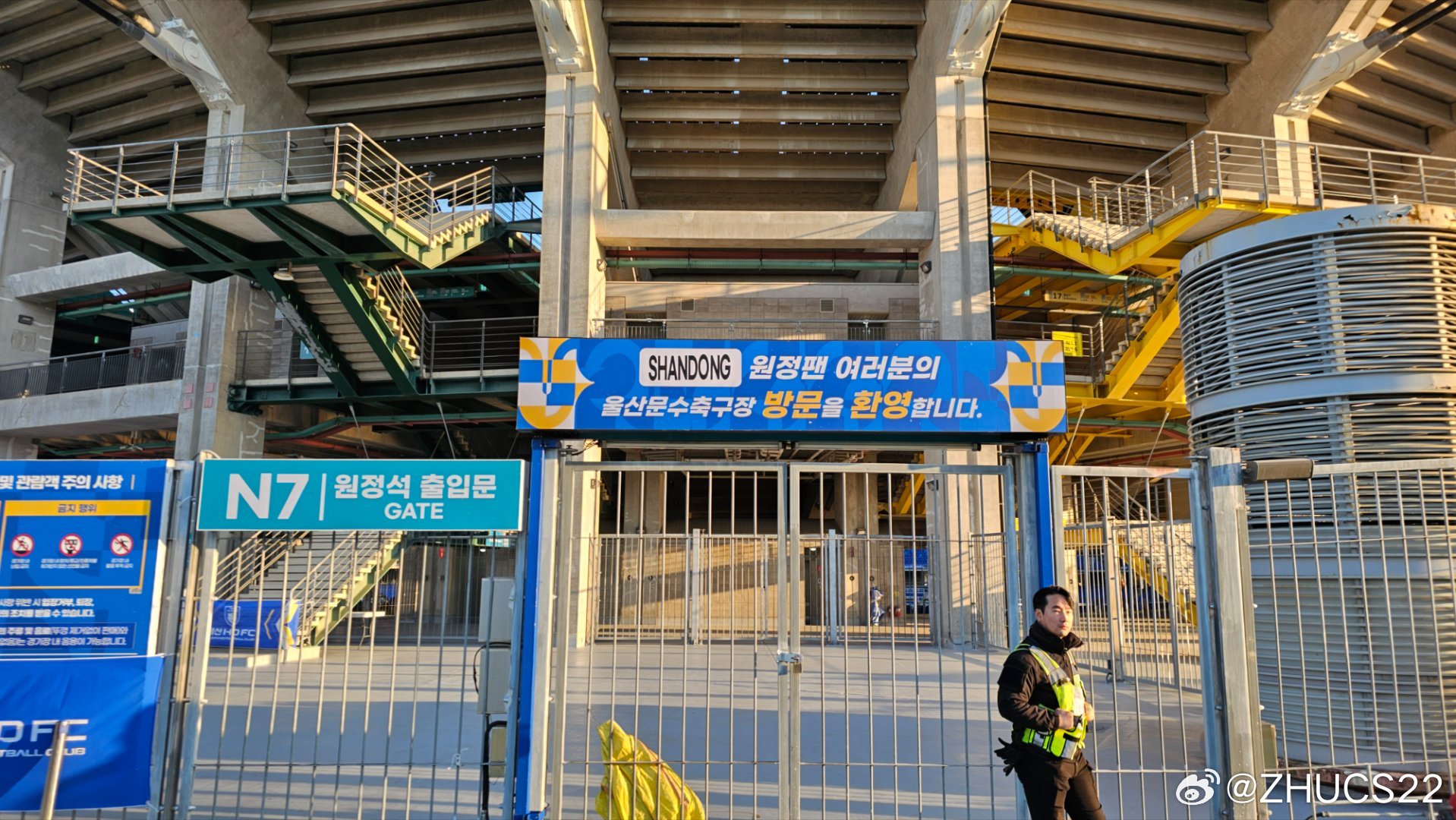  博主：蔚山現(xiàn)場工作人員、轉(zhuǎn)播車、安保在準備撤場，場外一片安靜