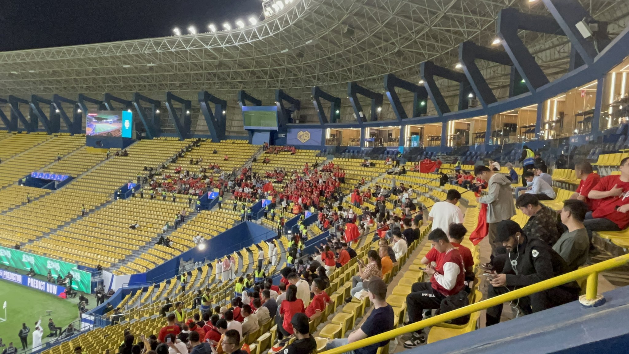  球票已售罄！中國球迷已經(jīng)入場，坐在球場上層沙特球迷區(qū)上方