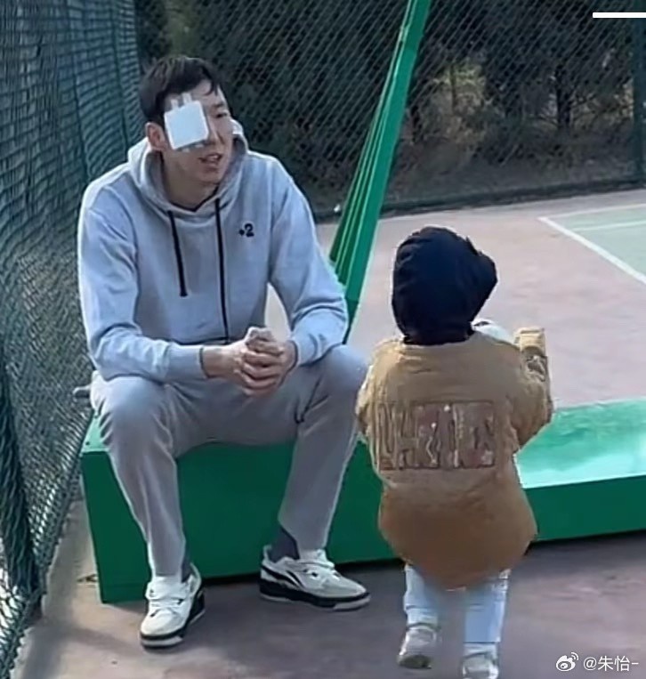  顧家好男人！記者曬出周琦手術(shù)后回歸家庭帶娃照片