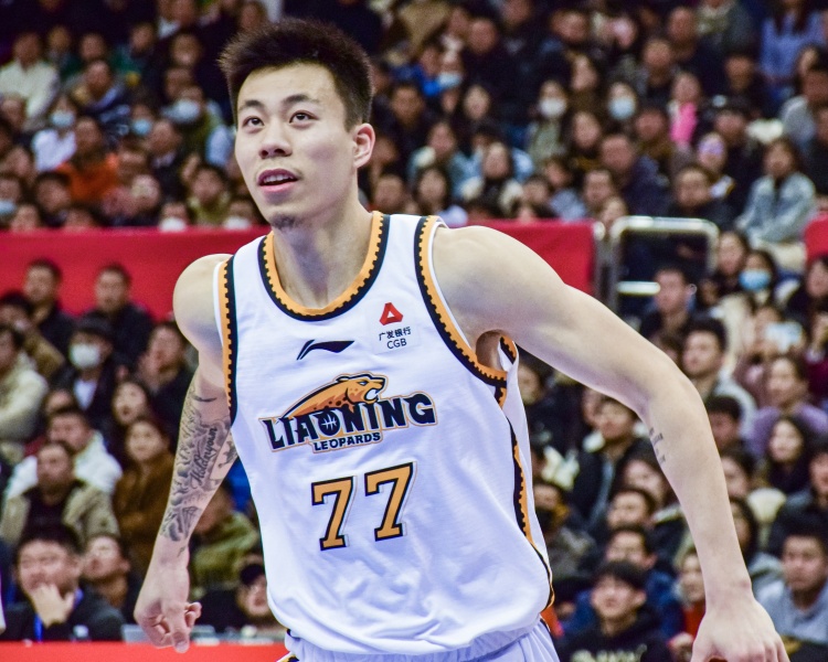  狀態(tài)復蘇！張鎮(zhèn)麟上半場11投7中&三分4中1 拿到15分4板4助2斷
